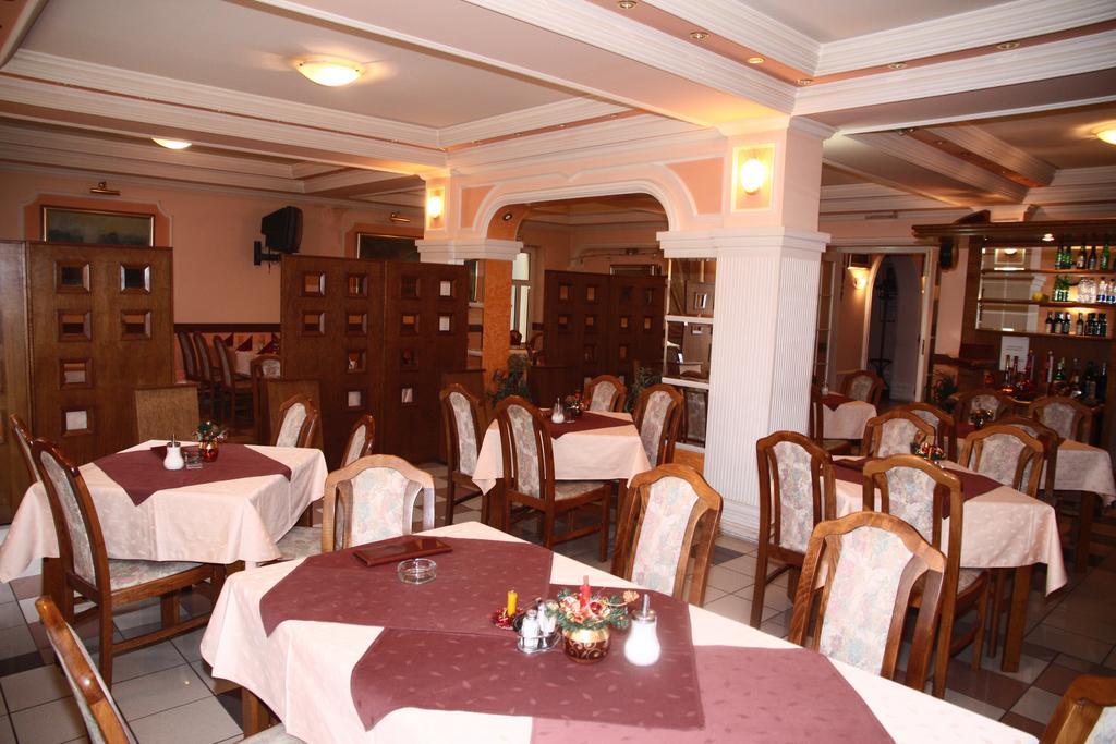 Garni Hotel Pbg 수보티차 레스토랑 사진